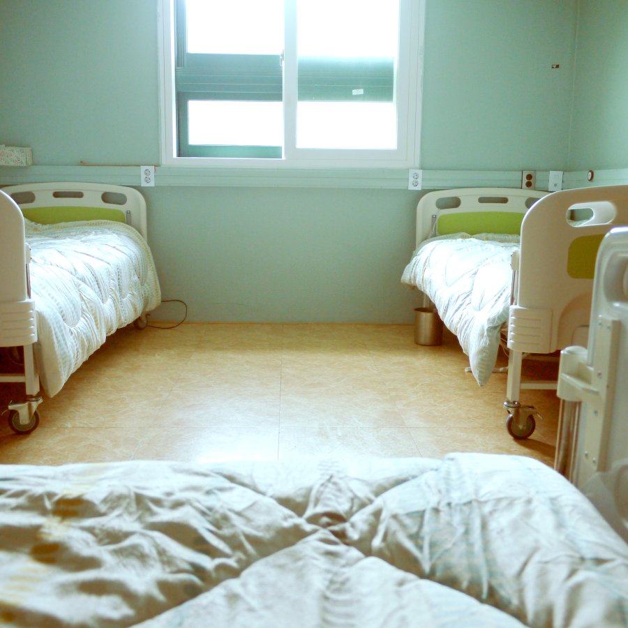 간병인이 상주하는 2인실